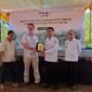 Keterangan Foto:Perwakilan PT Olam Food Ingredients (OFI) bersama Pemerintah Provinsi Lampung menyerahkan cendera mata usai peluncuran Program Inisiasi Regeneratif MUK–Restorasi Lanskap Perhutanan Sosial di Desa Sri Josari, Kecamatan Way Jepara, Lampung Timur, Rabu (15/7/2026). Program ini bertujuan memperkuat konservasi hutan melalui perhutanan sosial dan pengembangan agroforestri berkelanjutan. (Foto: Agus S)