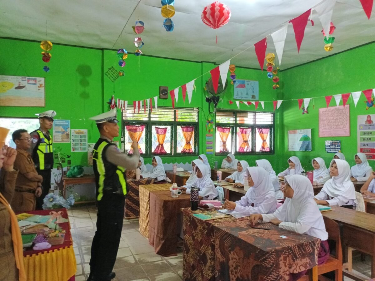 Personel Sat Lantas Polres Lampung Timur memberikan sosialisasi keselamatan berlalu lintas dan pencegahan bullying kepada siswi UPTD SD Negeri 2 Sukadana Pasar, Kabupaten Lampung Timur, dalam program Polantas Karib, Senin (20/7/2026). (Foto: Ist