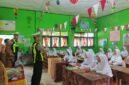 Personel Sat Lantas Polres Lampung Timur memberikan sosialisasi keselamatan berlalu lintas dan pencegahan bullying kepada siswi UPTD SD Negeri 2 Sukadana Pasar, Kabupaten Lampung Timur, dalam program Polantas Karib, Senin (20/7/2026). (Foto: Ist