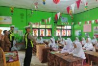 Personel Sat Lantas Polres Lampung Timur memberikan sosialisasi keselamatan berlalu lintas dan pencegahan bullying kepada siswi UPTD SD Negeri 2 Sukadana Pasar, Kabupaten Lampung Timur, dalam program Polantas Karib, Senin (20/7/2026). (Foto: Ist