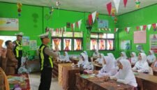 Personel Sat Lantas Polres Lampung Timur memberikan sosialisasi keselamatan berlalu lintas dan pencegahan bullying kepada siswi UPTD SD Negeri 2 Sukadana Pasar, Kabupaten Lampung Timur, dalam program Polantas Karib, Senin (20/7/2026). (Foto: Ist