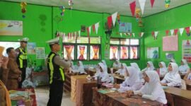 Personel Sat Lantas Polres Lampung Timur memberikan sosialisasi keselamatan berlalu lintas dan pencegahan bullying kepada siswi UPTD SD Negeri 2 Sukadana Pasar, Kabupaten Lampung Timur, dalam program Polantas Karib, Senin (20/7/2026). (Foto: Ist
