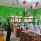 Personel Sat Lantas Polres Lampung Timur memberikan sosialisasi keselamatan berlalu lintas dan pencegahan bullying kepada siswi UPTD SD Negeri 2 Sukadana Pasar, Kabupaten Lampung Timur, dalam program Polantas Karib, Senin (20/7/2026). (Foto: Ist
