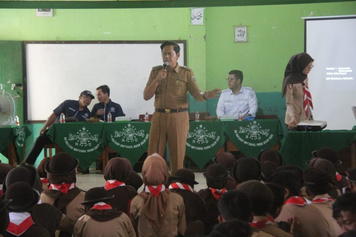 Camat Labuhan Ratu Agustinus Trihandoko, saat kegiatan sosialisasi