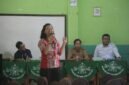 Narasumber dari Badan Narkotika Nasional (BNN), Septina Apsari Dewi, memberikan edukasi kepada siswa MI Miftahul Huda, Desa Labuhanratu 4, Lampung Timur, mengenai bahaya narkoba, pencegahan bullying, serta pentingnya menggunakan media sosial secara bijak, Selasa (28/7/2026). (Foto: Agus S)