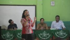 Narasumber dari Badan Narkotika Nasional (BNN), Septina Apsari Dewi, memberikan edukasi kepada siswa MI Miftahul Huda, Desa Labuhanratu 4, Lampung Timur, mengenai bahaya narkoba, pencegahan bullying, serta pentingnya menggunakan media sosial secara bijak, Selasa (28/7/2026). (Foto: Agus S)