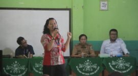 Narasumber dari Badan Narkotika Nasional (BNN), Septina Apsari Dewi, memberikan edukasi kepada siswa MI Miftahul Huda, Desa Labuhanratu 4, Lampung Timur, mengenai bahaya narkoba, pencegahan bullying, serta pentingnya menggunakan media sosial secara bijak, Selasa (28/7/2026). (Foto: Agus S)
