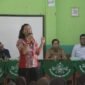 Narasumber dari Badan Narkotika Nasional (BNN), Septina Apsari Dewi, memberikan edukasi kepada siswa MI Miftahul Huda, Desa Labuhanratu 4, Lampung Timur, mengenai bahaya narkoba, pencegahan bullying, serta pentingnya menggunakan media sosial secara bijak, Selasa (28/7/2026). (Foto: Agus S)