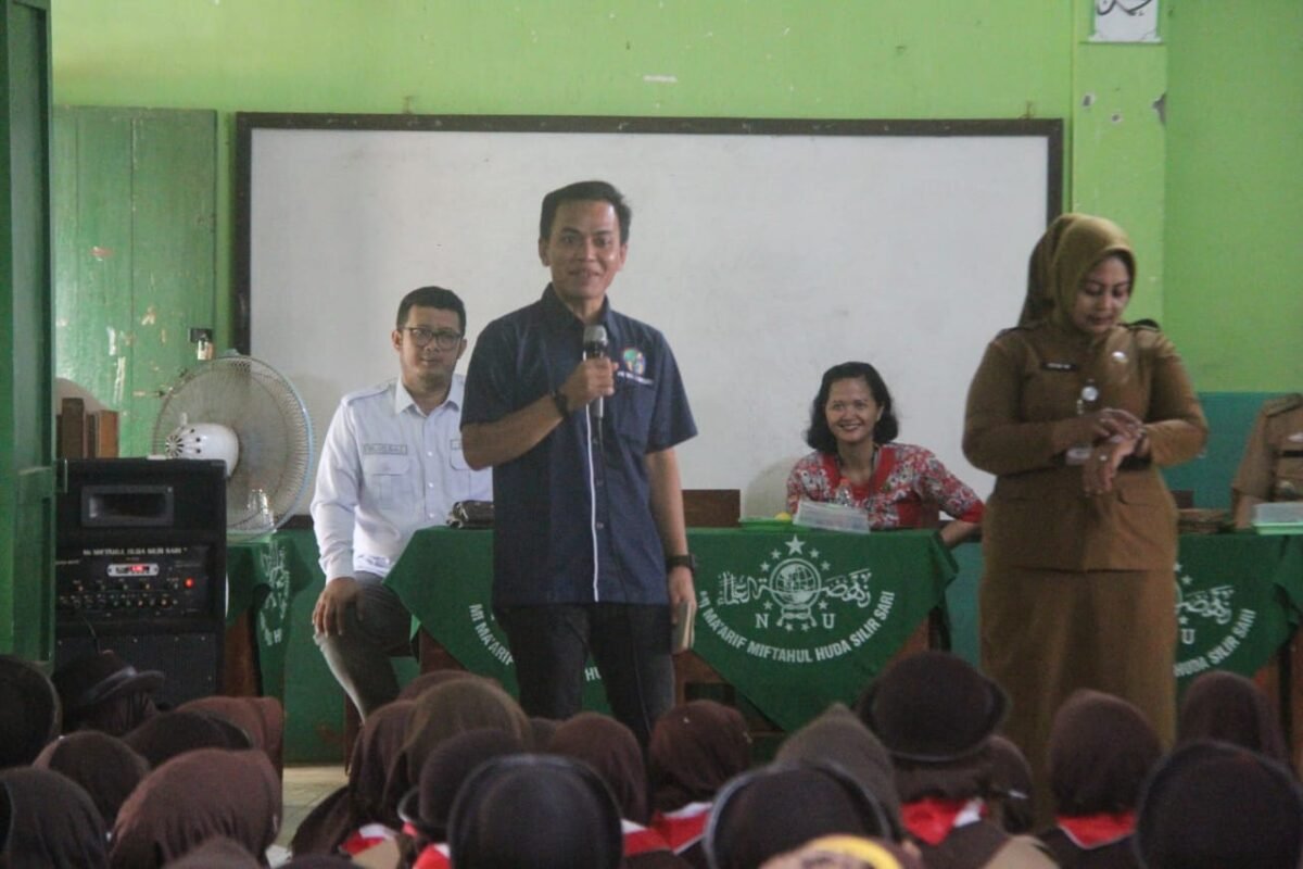 Ketua Pengurus Wilayah IWO Lampung Edi Arsadad, saat memberikan edukasi jurnalistik kepasa Siswa-siswi MI Labuhan Ratu. (Foto: Agus S)