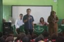 Ketua Pengurus Wilayah IWO Lampung Edi Arsadad, saat memberikan edukasi jurnalistik kepasa Siswa-siswi MI Labuhan Ratu. (Foto: Agus S)