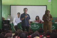 Ketua Pengurus Wilayah IWO Lampung Edi Arsadad, saat memberikan edukasi jurnalistik kepasa Siswa-siswi MI Labuhan Ratu. (Foto: Agus S)