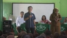 Ketua Pengurus Wilayah IWO Lampung Edi Arsadad, saat memberikan edukasi jurnalistik kepasa Siswa-siswi MI Labuhan Ratu. (Foto: Agus S)