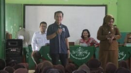 Ketua Pengurus Wilayah IWO Lampung Edi Arsadad, saat memberikan edukasi jurnalistik kepasa Siswa-siswi MI Labuhan Ratu. (Foto: Agus S)