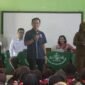 Ketua Pengurus Wilayah IWO Lampung Edi Arsadad, saat memberikan edukasi jurnalistik kepasa Siswa-siswi MI Labuhan Ratu. (Foto: Agus S)