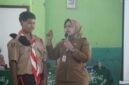 Sekretaris Dinas Pemberdayaan Perempuan, Perlindungan Anak, Pengendalian Penduduk, dan Keluarga Berencana (P3AP2KB) Lampung Timur, Titin Wahyuni, saat sosialisasikan bullying dihadapan Siswa-siswi. (Foto: Agus S)