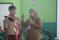 Sekretaris Dinas Pemberdayaan Perempuan, Perlindungan Anak, Pengendalian Penduduk, dan Keluarga Berencana (P3AP2KB) Lampung Timur, Titin Wahyuni, saat sosialisasikan bullying dihadapan Siswa-siswi. (Foto: Agus S)