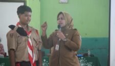 Sekretaris Dinas Pemberdayaan Perempuan, Perlindungan Anak, Pengendalian Penduduk, dan Keluarga Berencana (P3AP2KB) Lampung Timur, Titin Wahyuni, saat sosialisasikan bullying dihadapan Siswa-siswi. (Foto: Agus S)