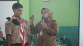 Sekretaris Dinas Pemberdayaan Perempuan, Perlindungan Anak, Pengendalian Penduduk, dan Keluarga Berencana (P3AP2KB) Lampung Timur, Titin Wahyuni, saat sosialisasikan bullying dihadapan Siswa-siswi. (Foto: Agus S)