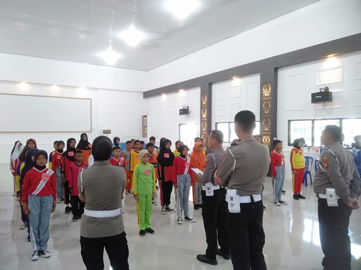 Ratusan siswa-siswi Sekolah Dasar dari berbagai sekolah di Kabupaten Lampung Timur mengikuti seleksi Calon Polisi Cilik (Pocil) Tahun 2026 yang digelar Satlantas Polres Lampung Timur. Dari sekitar 300 peserta, hanya 31 anak terbaik yang akan terpilih untuk mengikuti pembinaan sebagai anggota Pocil Polres Lampung Timur. Foto: Humas Polres Lampung Timur. (Foto: Ist)