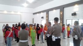Ratusan siswa-siswi Sekolah Dasar dari berbagai sekolah di Kabupaten Lampung Timur mengikuti seleksi Calon Polisi Cilik (Pocil) Tahun 2026 yang digelar Satlantas Polres Lampung Timur. Dari sekitar 300 peserta, hanya 31 anak terbaik yang akan terpilih untuk mengikuti pembinaan sebagai anggota Pocil Polres Lampung Timur. Foto: Humas Polres Lampung Timur. (Foto: Ist)