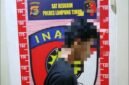 Tersangka curas berinisial PA saat diamankan Satreskrim Polres Lampung Timur terkait kasus hilangnya iPhone 15 dan gelang emas milik korban. (Foto: Humas Polres Lampung Timur)