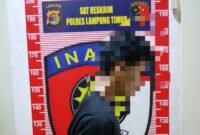 Tersangka curas berinisial PA saat diamankan Satreskrim Polres Lampung Timur terkait kasus hilangnya iPhone 15 dan gelang emas milik korban. (Foto: Humas Polres Lampung Timur)
