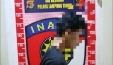 Tersangka curas berinisial PA saat diamankan Satreskrim Polres Lampung Timur terkait kasus hilangnya iPhone 15 dan gelang emas milik korban. (Foto: Humas Polres Lampung Timur)