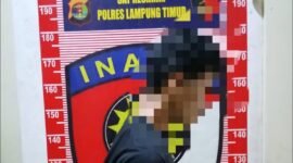 Tersangka curas berinisial PA saat diamankan Satreskrim Polres Lampung Timur terkait kasus hilangnya iPhone 15 dan gelang emas milik korban. (Foto: Humas Polres Lampung Timur)