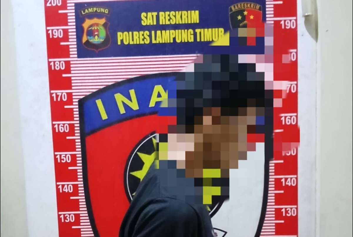 Tersangka curas berinisial PA saat diamankan Satreskrim Polres Lampung Timur terkait kasus hilangnya iPhone 15 dan gelang emas milik korban. (Foto: Humas Polres Lampung Timur)