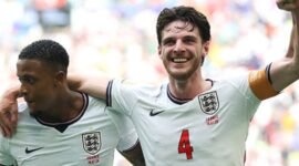 Para pemain Inggris merayakan Gol Ezri Konsa, yang membuat mereka unggul 2-0 di babak pertama. (Foto: England Football)
