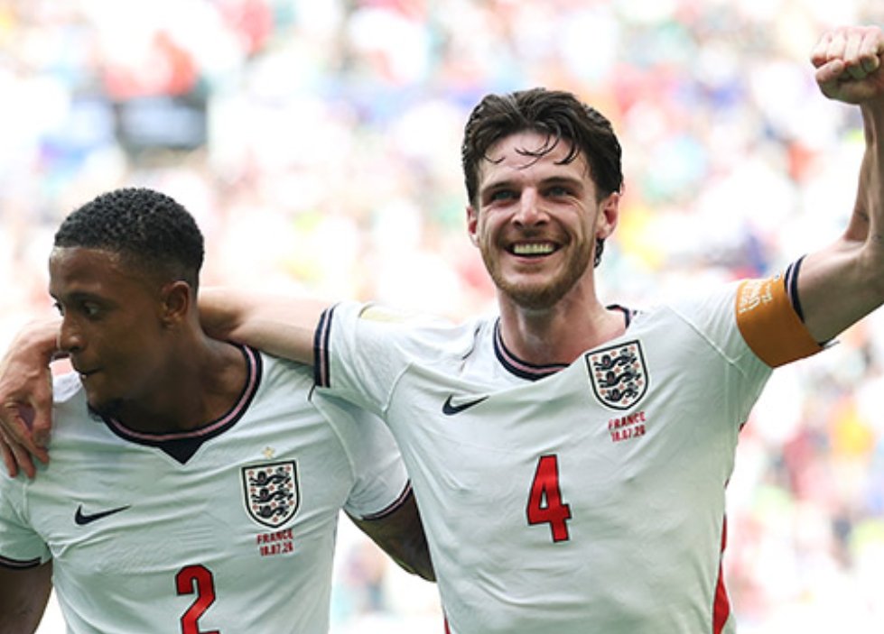 Para pemain Inggris merayakan Gol Ezri Konsa, yang membuat mereka unggul 2-0 di babak pertama. (Foto: England Football)