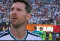 Lionel Messi tampak menahan kekecewaan usai Argentina gagal mempertahankan gelar juara Piala Dunia 2026 setelah takluk 0-1 dari Spanyol pada laga final di Stadion New York-New Jersey, Senin (20/7/2026) dini hari WIB. (Foto: Tangkapan layar YouTube TVRINasional)