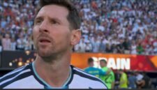 Lionel Messi tampak menahan kekecewaan usai Argentina gagal mempertahankan gelar juara Piala Dunia 2026 setelah takluk 0-1 dari Spanyol pada laga final di Stadion New York-New Jersey, Senin (20/7/2026) dini hari WIB. (Foto: Tangkapan layar YouTube TVRINasional)