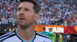Lionel Messi tampak menahan kekecewaan usai Argentina gagal mempertahankan gelar juara Piala Dunia 2026 setelah takluk 0-1 dari Spanyol pada laga final di Stadion New York-New Jersey, Senin (20/7/2026) dini hari WIB. (Foto: Tangkapan layar YouTube TVRINasional)