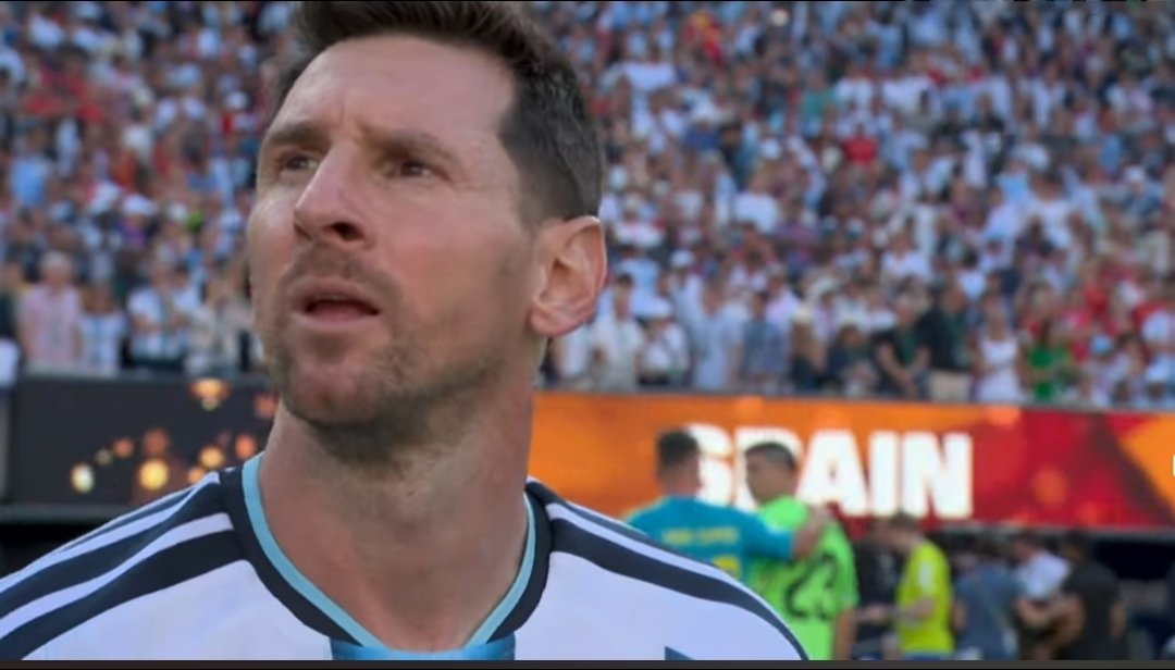 Lionel Messi tampak menahan kekecewaan usai Argentina gagal mempertahankan gelar juara Piala Dunia 2026 setelah takluk 0-1 dari Spanyol pada laga final di Stadion New York-New Jersey, Senin (20/7/2026) dini hari WIB. (Foto: Tangkapan layar YouTube TVRINasional)