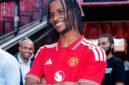 Tynan Thompson berpose mengenakan jersey Manchester United setelah resmi bergabung dari Tottenham Hotspur. Winger muda berusia 18 tahun itu dikontrak Setan Merah dalam transfer yang nilainya berpotensi mencapai 8 juta poundsterling. (Foto: Instagram/tynan_tt)