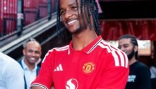 Tynan Thompson berpose mengenakan jersey Manchester United setelah resmi bergabung dari Tottenham Hotspur. Winger muda berusia 18 tahun itu dikontrak Setan Merah dalam transfer yang nilainya berpotensi mencapai 8 juta poundsterling. (Foto: Instagram/tynan_tt)