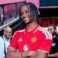 Tynan Thompson berpose mengenakan jersey Manchester United setelah resmi bergabung dari Tottenham Hotspur. Winger muda berusia 18 tahun itu dikontrak Setan Merah dalam transfer yang nilainya berpotensi mencapai 8 juta poundsterling. (Foto: Instagram/tynan_tt)