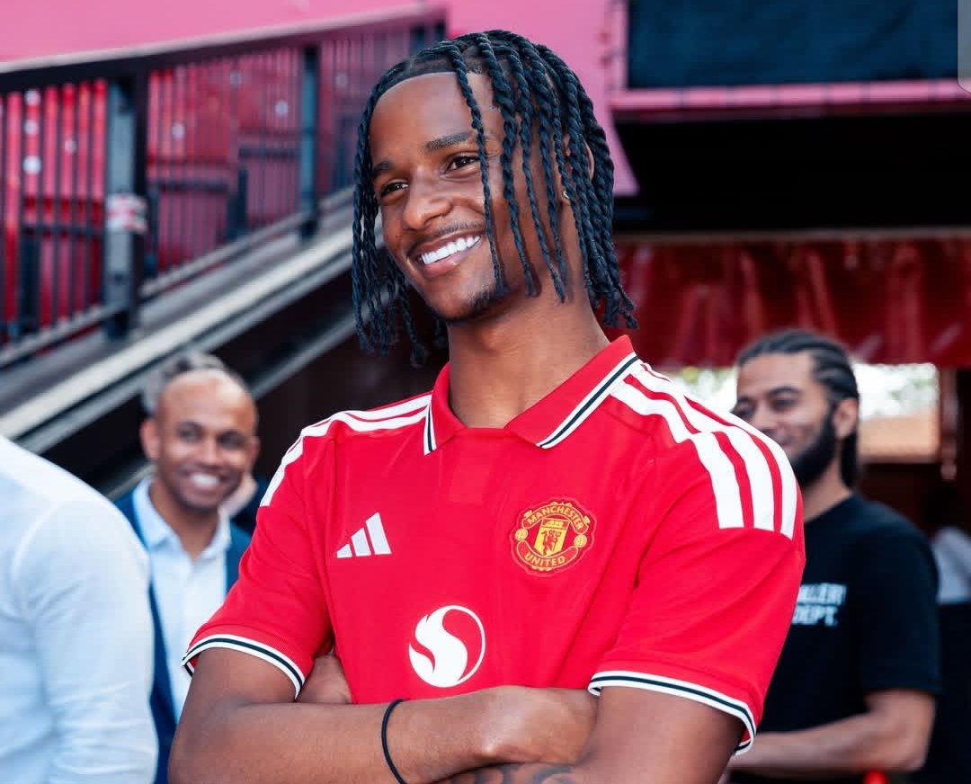 Tynan Thompson berpose mengenakan jersey Manchester United setelah resmi bergabung dari Tottenham Hotspur. Winger muda berusia 18 tahun itu dikontrak Setan Merah dalam transfer yang nilainya berpotensi mencapai 8 juta poundsterling. (Foto: Instagram/tynan_tt)