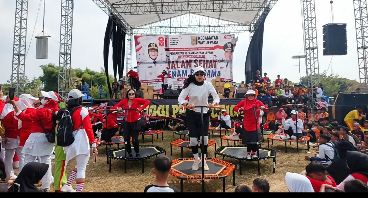 Warga mengikuti aktivitas trampolin yang turut memeriahkan perayaan HUT ke-81 Kemerdekaan RI di Kecamatan Way Jepara, Lampung Timur. Kegiatan tersebut menjadi salah satu hiburan yang menarik perhatian masyarakat. (Foto: Agus S)