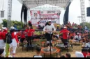 Warga mengikuti aktivitas trampolin yang turut memeriahkan perayaan HUT ke-81 Kemerdekaan RI di Kecamatan Way Jepara, Lampung Timur. Kegiatan tersebut menjadi salah satu hiburan yang menarik perhatian masyarakat. (Foto: Agus S)