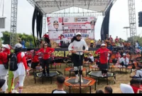 Warga mengikuti aktivitas trampolin yang turut memeriahkan perayaan HUT ke-81 Kemerdekaan RI di Kecamatan Way Jepara, Lampung Timur. Kegiatan tersebut menjadi salah satu hiburan yang menarik perhatian masyarakat. (Foto: Agus S)