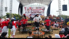 Warga mengikuti aktivitas trampolin yang turut memeriahkan perayaan HUT ke-81 Kemerdekaan RI di Kecamatan Way Jepara, Lampung Timur. Kegiatan tersebut menjadi salah satu hiburan yang menarik perhatian masyarakat. (Foto: Agus S)