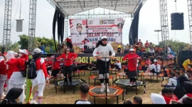 Warga mengikuti aktivitas trampolin yang turut memeriahkan perayaan HUT ke-81 Kemerdekaan RI di Kecamatan Way Jepara, Lampung Timur. Kegiatan tersebut menjadi salah satu hiburan yang menarik perhatian masyarakat. (Foto: Agus S)