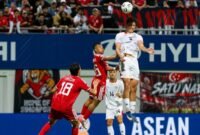 Pemain Indonesia dan Singapura berebut bola dalam pertandingan Grup A ASEAN Cup 2026 di Stadion Jalan Besar, Singapura, Jumat (7/8/2026). Foto: aseanutdfc