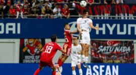Pemain Indonesia dan Singapura berebut bola dalam pertandingan Grup A ASEAN Cup 2026 di Stadion Jalan Besar, Singapura, Jumat (7/8/2026). Foto: aseanutdfc