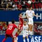 Pemain Indonesia dan Singapura berebut bola dalam pertandingan Grup A ASEAN Cup 2026 di Stadion Jalan Besar, Singapura, Jumat (7/8/2026). Foto: aseanutdfc