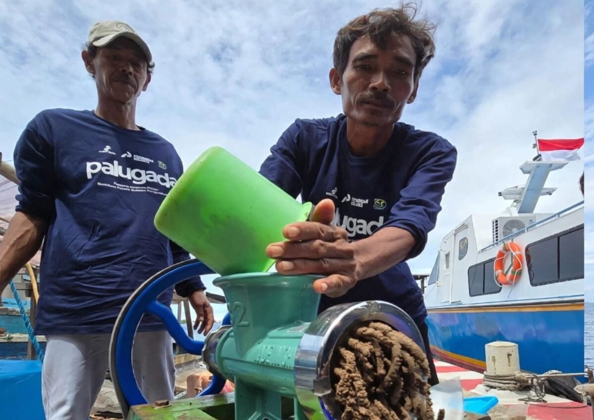 Petambak menunjukkan proses pengolahan bahan organik dalam program PALUGADA yang dikembangkan PHE OSES di Pulau Panggang, Kepulauan Seribu. Program tersebut memanfaatkan sampah organik untuk mendukung budidaya ikan berkelanjutan. (SKK Migas)