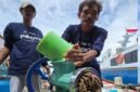 Petambak menunjukkan proses pengolahan bahan organik dalam program PALUGADA yang dikembangkan PHE OSES di Pulau Panggang, Kepulauan Seribu. Program tersebut memanfaatkan sampah organik untuk mendukung budidaya ikan berkelanjutan. (SKK Migas)