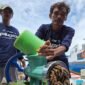 Petambak menunjukkan proses pengolahan bahan organik dalam program PALUGADA yang dikembangkan PHE OSES di Pulau Panggang, Kepulauan Seribu. Program tersebut memanfaatkan sampah organik untuk mendukung budidaya ikan berkelanjutan. (SKK Migas)